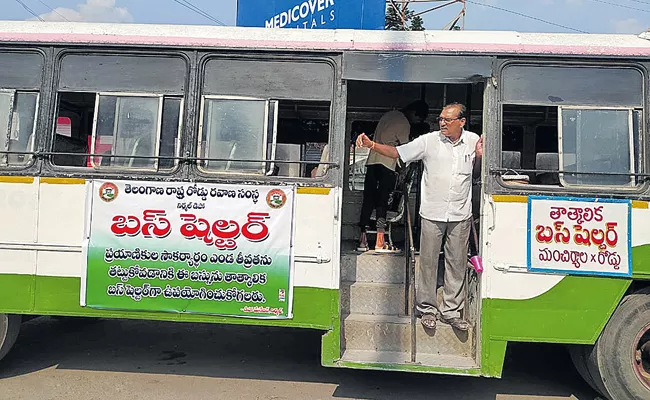 Tsrtc Officers Change Bus Into Shelter In Mancherial Chowrasta - Sakshi