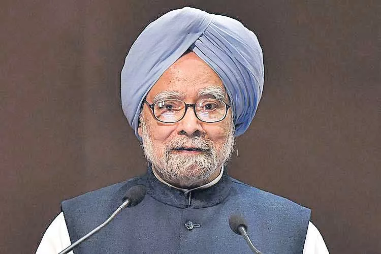 Manmohan Singh writes to PM Modi on Covid-19 - Sakshi