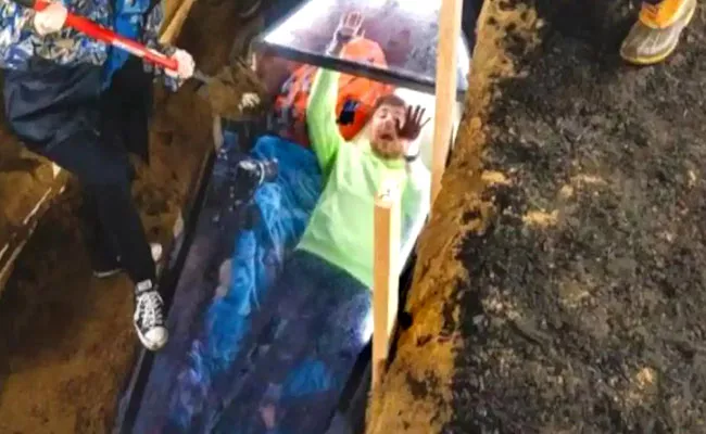 Viral Video: YouTuber Spends 50 Hours Buried Alive In Coffin - Sakshi