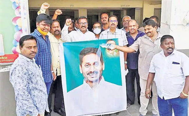 Telangana Employees Milk Anointed To CM Jagan Photo - Sakshi