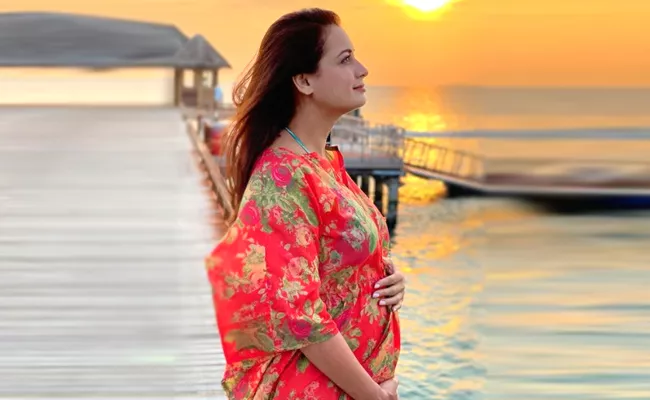  Dia Mirza Makes Pregnancy Announcement With Baby Bump Pic From Maldives - Sakshi