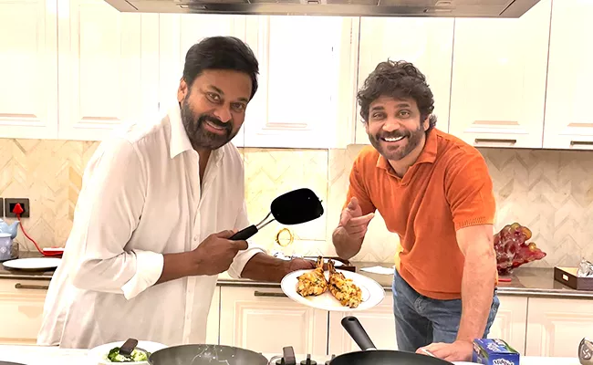 Chiranjeevi Prepares Food For Nagarjuna Akkineni - Sakshi