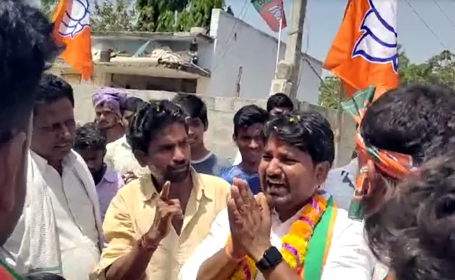 BJP MLA Candidate RaviKumar Crying For Votes In Nagarjuna Sagar Assembly ByPolls - Sakshi