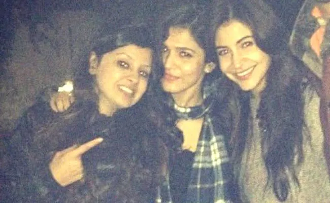 Dhoni Wife Sakshi And Kohli Wife Anushka Old Pics Gone Viral