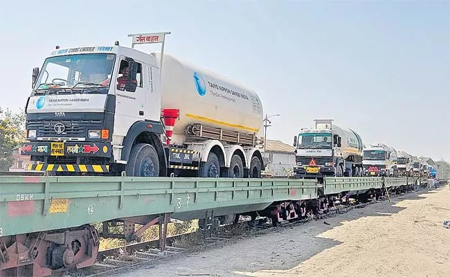 Oxygen Express Train Begins Journey From Maharashtra To Vizag - Sakshi