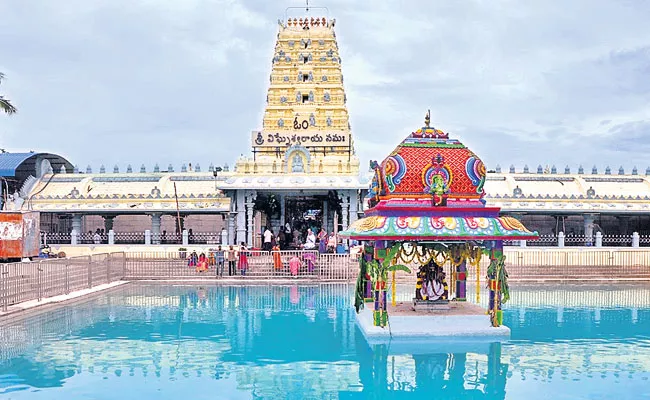 Kanipakam Temple Timings Changed Due to Covid Second Wave - Sakshi