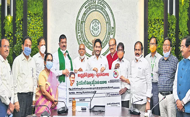 CM Jagan Credited‌ Zero interest subsidy above Rs 128 crore into farmers accounts - Sakshi