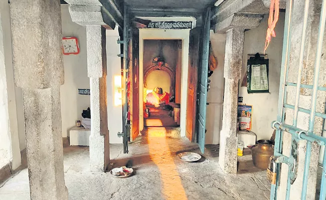 Sun Rays Touches Shivalingam In Sri Chandramouleshwara Temple - Sakshi