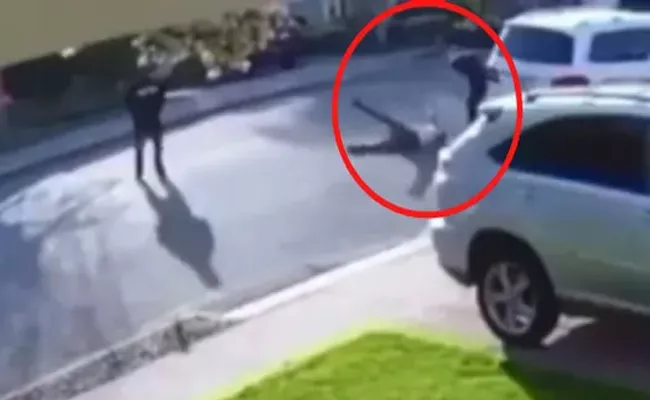 Viral Video: Man Body Slams Robber Who Held Him In California - Sakshi