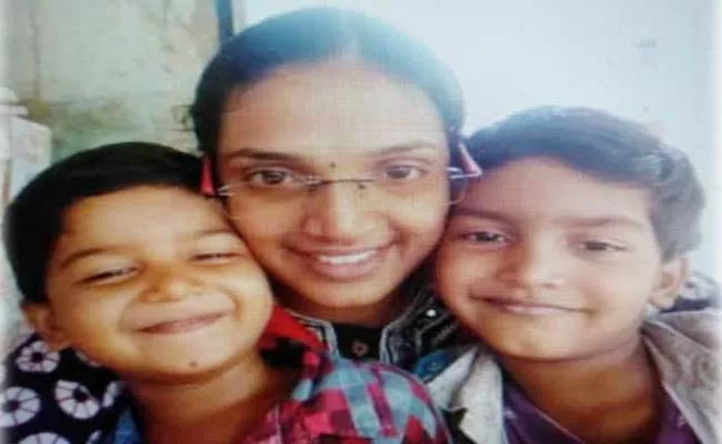 Women End Her Life In Tamil Nadu Over Father And Sons Deceased - Sakshi