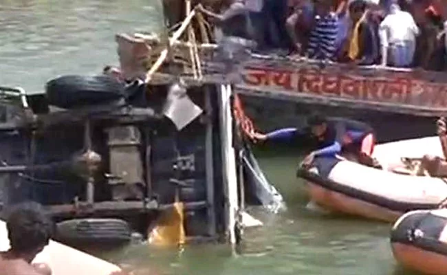 Pick up van carrying marriage party falls into Patna river, at least 9 dead - Sakshi