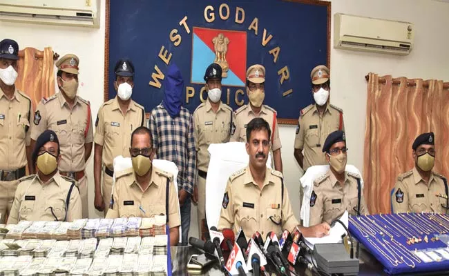 Man Arrested For ATM Card Frauds In West Godavari - Sakshi