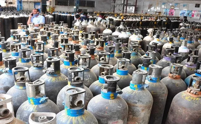 Businessman Refills Oxygen Cylinders For Just Re 1 in UP Hamirpur - Sakshi