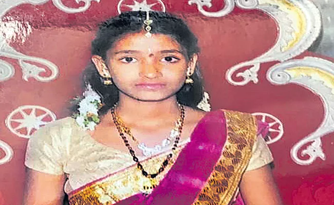 Narsingi: Young Girl Escaped After Giving Ice Cream To Her Brother] - Sakshi