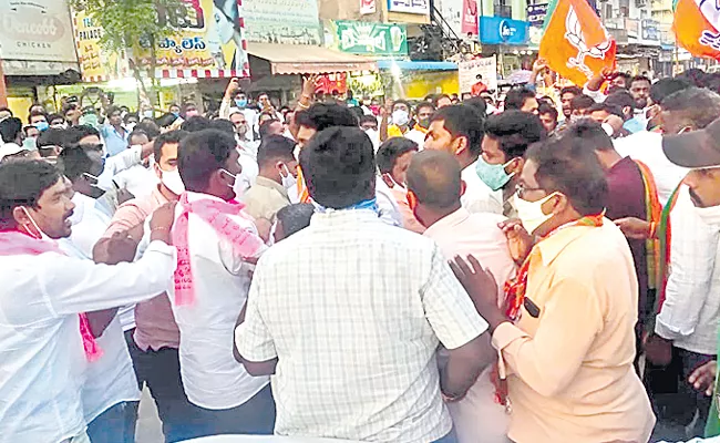 TRS, BJP Party Workers Clash In Achampet - Sakshi