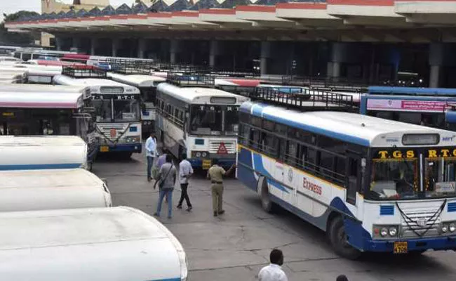 Nizamabad: No Corona Safety Precautions Passengers Risk Tsrtc - Sakshi