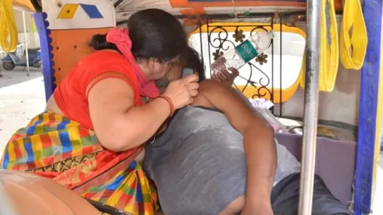 Agra Woman Resuscitating Covid Husband by Breathing into Mouth - Sakshi