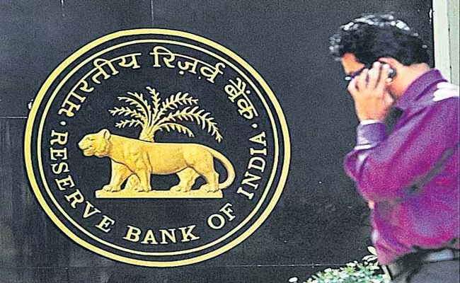 RBI caps age at 70 for bank MD, CEO, director positions - Sakshi