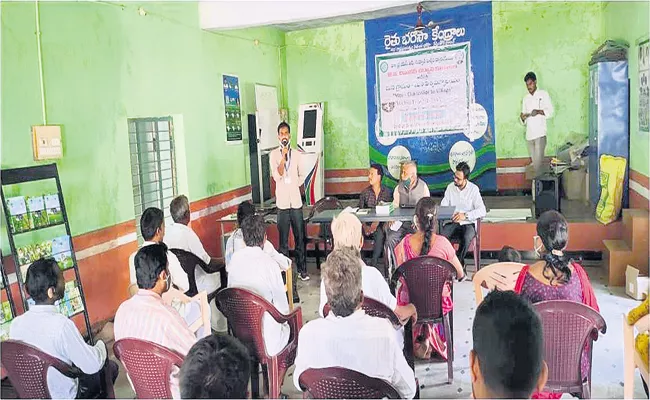 Horticulturists visiting farms and inquiring about crop well-being - Sakshi