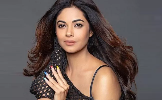 Not Got Any Work Because Of Priyanka Chopra : Cousin Meera Chopra - Sakshi