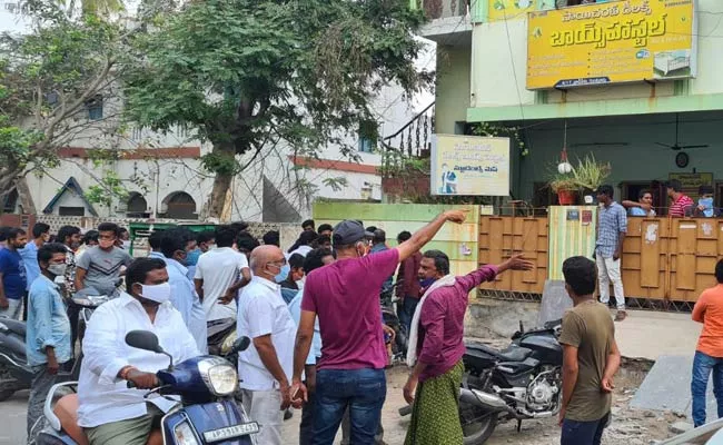 Young People Attack On Corporator Over He Says Wearing Mask In Guntur - Sakshi