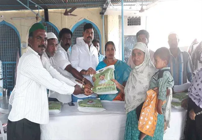 Telangana State Govt To Distribute Ramadan Gift Pack Among Poor Muslims - Sakshi