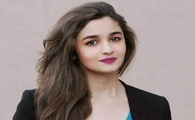 Alia Bhatt Tests COVID-19 Positive Went Two Times In Qarantine   - Sakshi