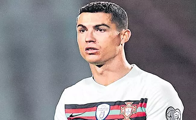 Cristiano Ronaldo Discarded Armband Makes 64,000 Euros At Charity Auction - Sakshi