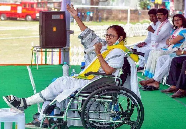 Mamata Banerjee Seen Shaking Injured Leg in Video Sparks War - Sakshi