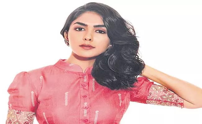 Mrunal Thakur Says She Had Nervous Breakdowns While Shooting For The Film - Sakshi