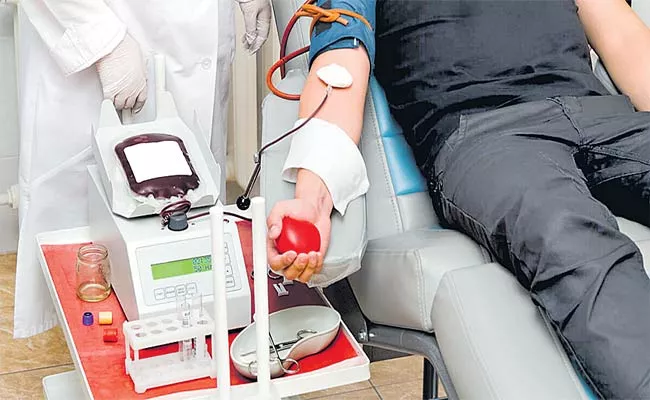 Mumbai: Blood Banks Running Dry Amid Covid Surge, Vax Drive - Sakshi