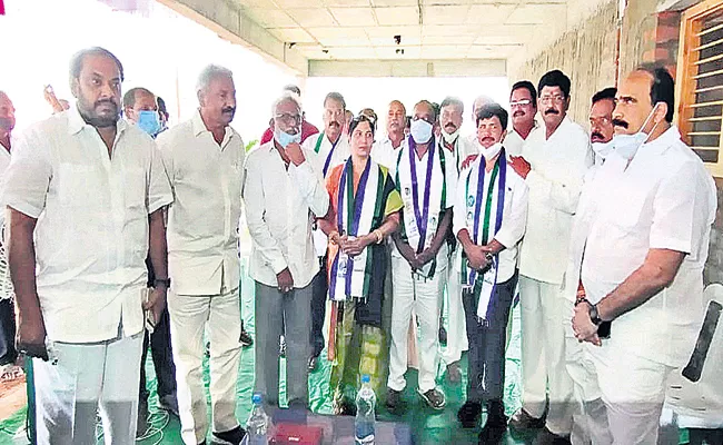 TDP leaders joining into the YSRCP in many areas in AP - Sakshi