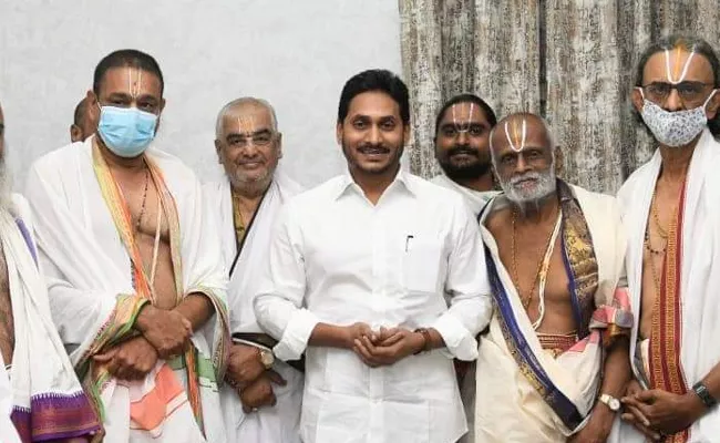 Chief Priest Of TTD Ramana Dikshitulu Meets CM YS Jagan - Sakshi