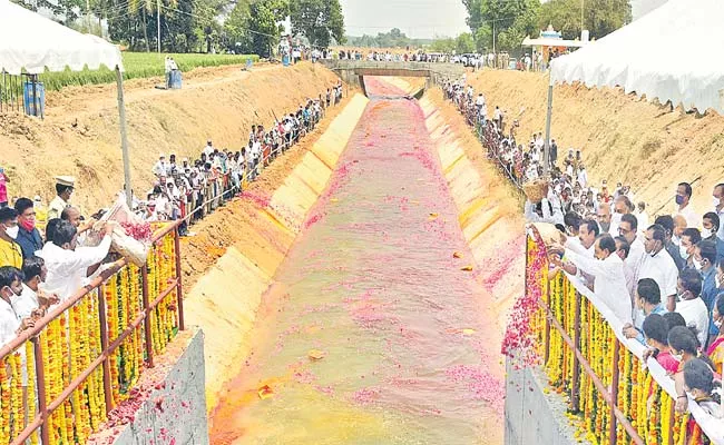 KCR Releases Godavari Water Into Haldi Vagu, Gajwel Canal - Sakshi