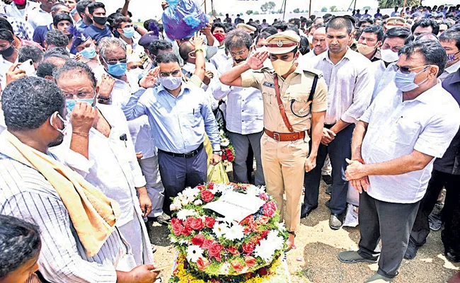 Funeral of CRPF Cobra Commander Shakhamuri Muralikrishna was ended - Sakshi