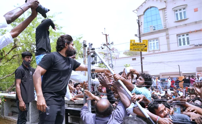 Allu Arjun Fans Gathered Outside His House To Wish Him On His Birthday - Sakshi