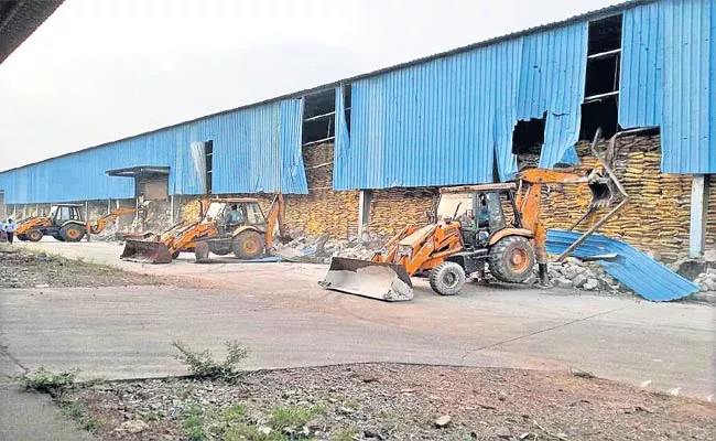 Revenue, APIIC Officers Demolish Aamoda Publications Printing Press Godown - Sakshi