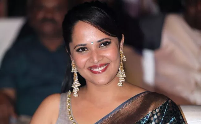 Anasuya Reveals Interesting Things About Ram Charan In Rangasthalam Sets - Sakshi