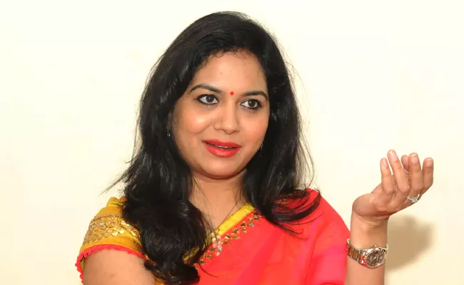 Singer Sunitha Gently Rejectes Who Asked Her Whatsapp No In Insta Live - Sakshi