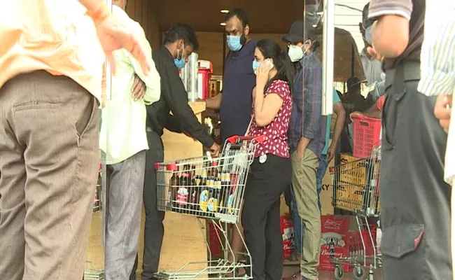 Huge Queue At Liquor Shops After Telangana Get Lockdown - Sakshi