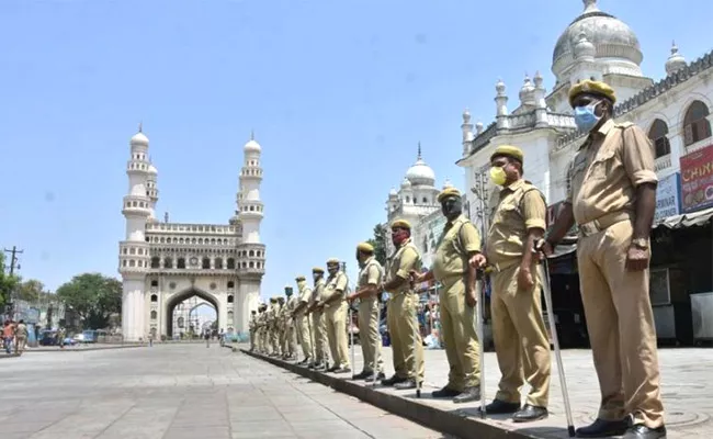 Lockdown Implementation In Telangana Heavy Crowd At Grocery Shop - Sakshi