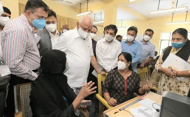 Karnataka CM Yediyurappa Visit Shivajinagar Covid Ward Room - Sakshi