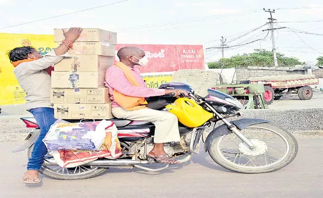 Liquor Shops Open In Lockdown In Telangana - Sakshi