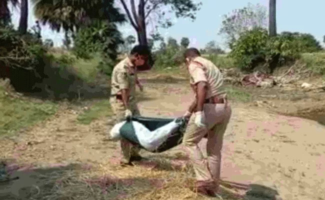 SI Helps Funeral Of Corona Infected Man Fell Into Pond And Died  - Sakshi