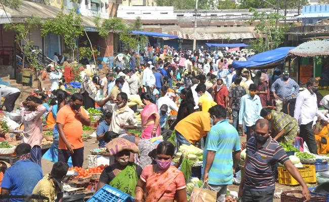 Telangana lockdown: Second Day Heavy Crowd At Vegetable And Super Markets - Sakshi