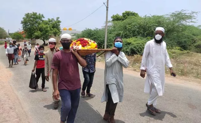 Voluntary Service Organizations Conducting Funerals For Those Who Died With Corona - Sakshi