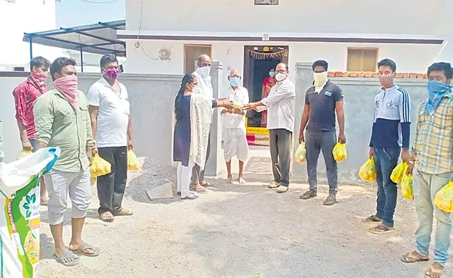 Lockdown: Sirsanagandla Village Sarpanch Distributing Vegetables To Poor People - Sakshi