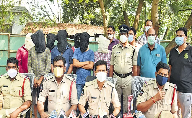 Police caught a gang selling Remdesivir Injections at high prices outside - Sakshi