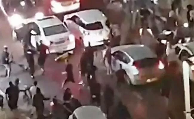 Israeli Mob Attack On Arab Man Live On Kan TV - Sakshi