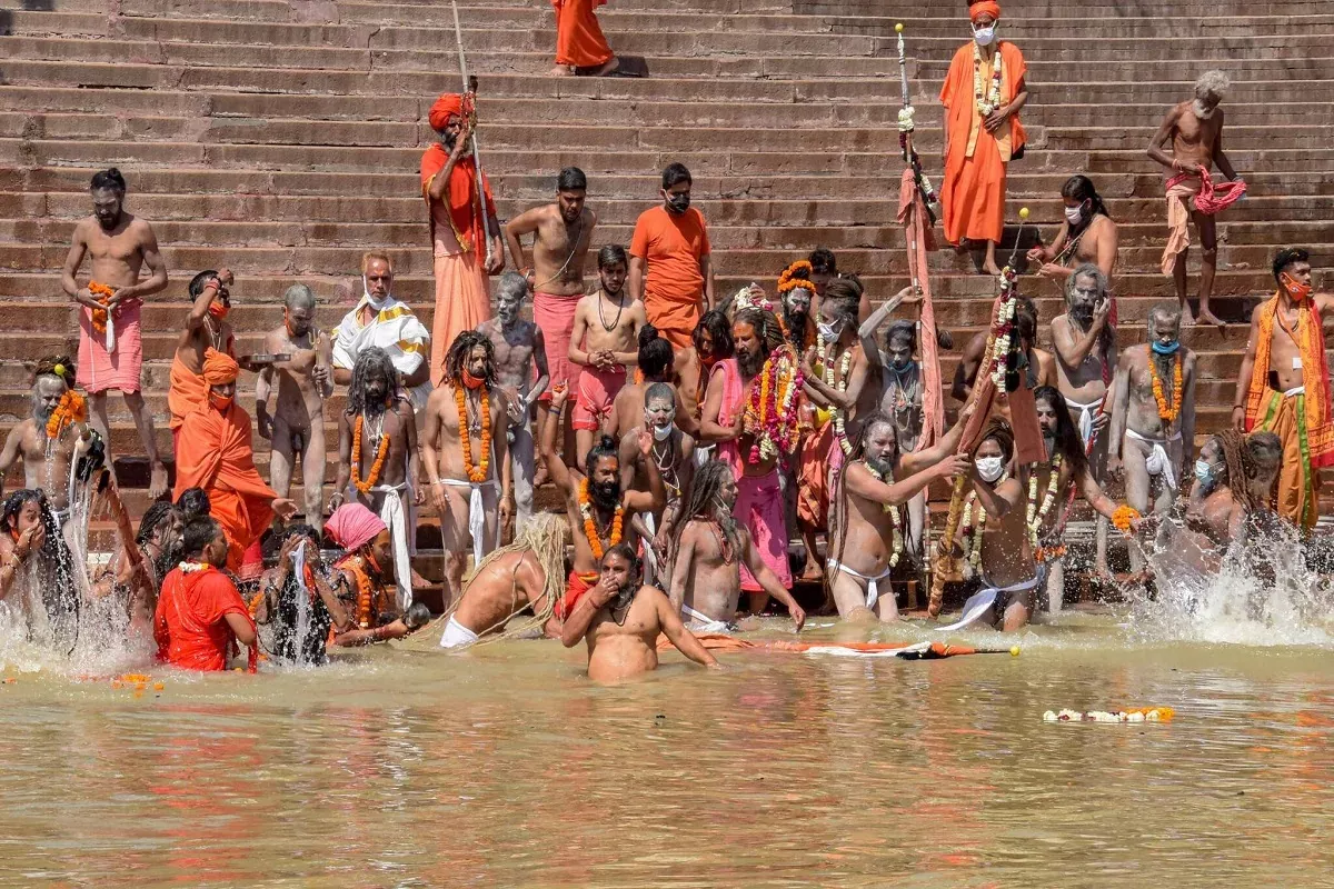 Kumbh Mela Returnee Infects 33 With Coronavirus in Bengaluru - Sakshi